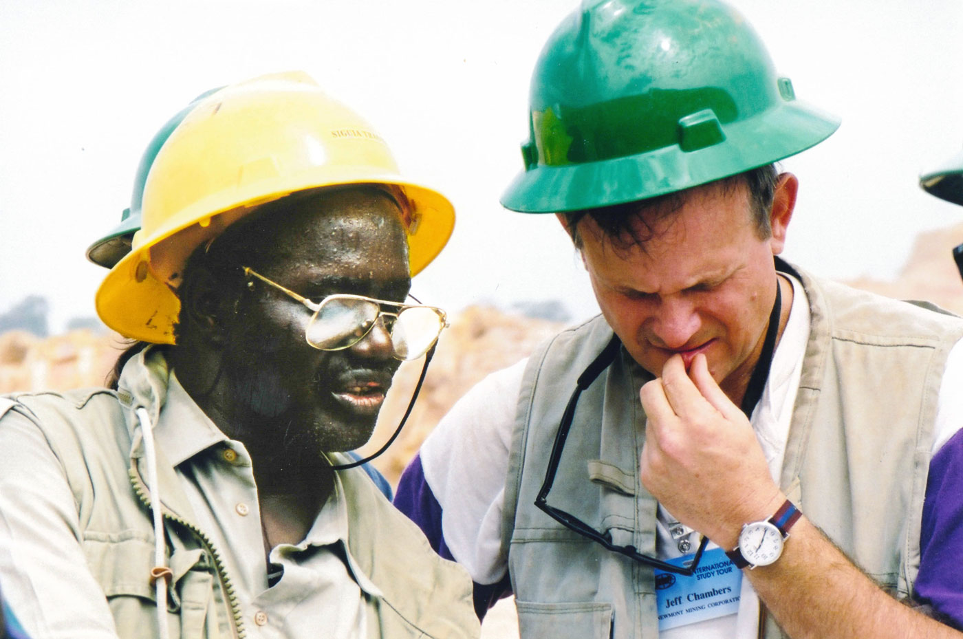 Siguia Traore of Semos-Anglogold explains some complex aspects of the Sadiola mine, Mali, to Jeff Chambers of Newmont.