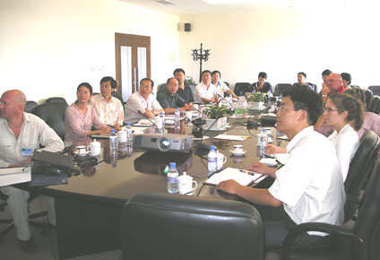 Tour group and Jinchuan geologists listening